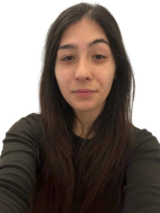 Claudia Luciano Graphic Designer professionista nel suo studio di design specializzata in brand identity